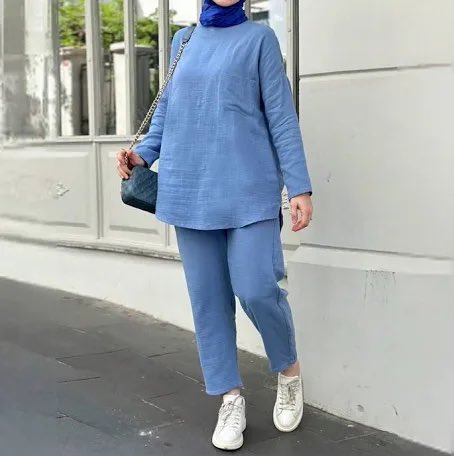 موضة البدلة النسائية في خريف ظفار بحجة كشخة السفر ولبس الليسو والمخور بدون العباية
هل ستقضي هذي الموضة على العباية قريباً بعد أن فُتحت العبايات وتلونت وتضيقت؟! ولماذا تُصر الأمهات على البنات أن يرتدين هذا اللباس الذي يُبرز ملامح جسد المرأة ؟! سواء الكبيرة أو البنت الصغيرة؟!😤😠😡