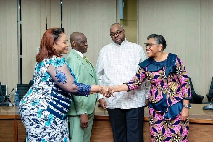 Afrika Promotion (@afrikapromotion) on Twitter photo #RDC 🇨🇩:
Est-il envisageable de rouvrir le dialogue autour de cette dame aujourd'hui ? <a href="/WamuHenriette/">Henriette Wamu officielle</a> 👇🏽
En effet, sa fidélité envers notre Président <a href="/FelixUdps/">Felix Tshisekedi - UDPS</a> et son oblativité envers notre nation lui confèrent un statut précieux pour le nouveau gouvernement <a href="/SuminwaJudith/">Judith SUMINWA TULUKA</a> #RDC 🇨🇩:
Est-il envisageable de rouvrir le dialogue autour de cette dame aujourd'hui ? <a href="/WamuHenriette/">Henriette Wamu officielle</a> 👇🏽
En effet, sa fidélité envers notre Président <a href="/FelixUdps/">Felix Tshisekedi - UDPS</a> et son oblativité envers notre nation lui confèrent un statut précieux pour le nouveau gouvernement <a href="/SuminwaJudith/">Judith SUMINWA TULUKA</a>