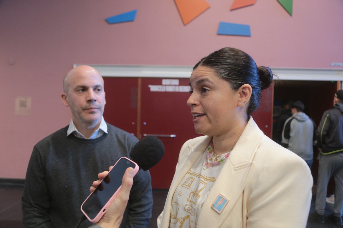 El curso presencial "Mi Primera Licencia" es un éxito: casi 5500 personas capacitadas este año. Este programa obligatorio para jóvenes de 16 a 21 años, junto a otras acciones, refuerza la seguridad vial y ayuda a los aspirantes a obtener su permiso de conducir. #NeuquénCapital