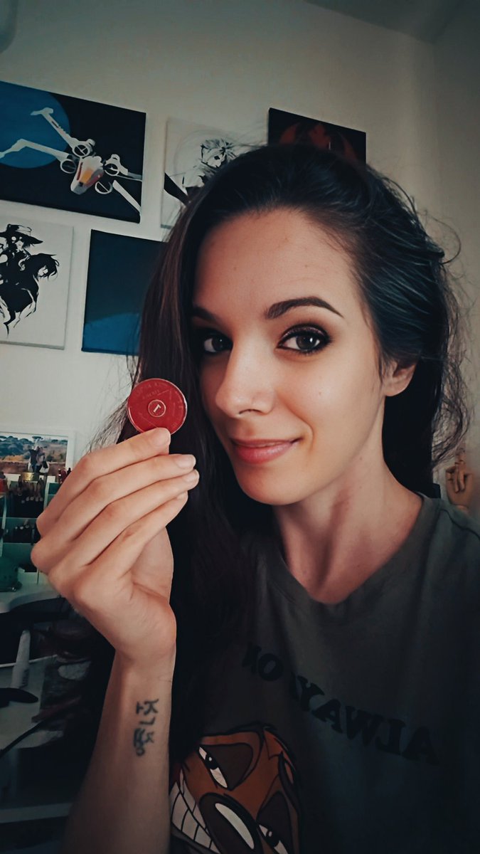 Hier, je suis allée à ma réunion AA, comme je le fais depuis quelques semaines déjà. Mais cette fois, c’était différent. J’ai reçu ma pièce pour mon premier mois. Un mois d’abstinence à l'alcool. 

Quand on me l’a remise, j’ai été très émue...  C’est difficile à mettre en mots,