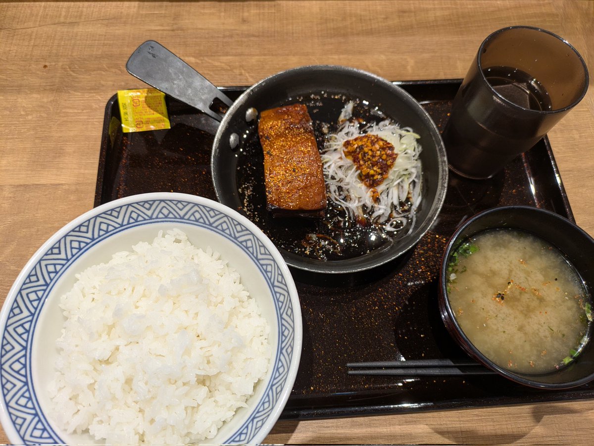 JimmyLAPHRO's tweet image. 吉野家で厚切り豚角煮定食を食べてきた。 豚肉トロトロ、煮汁は濃厚、最高に美味かった。