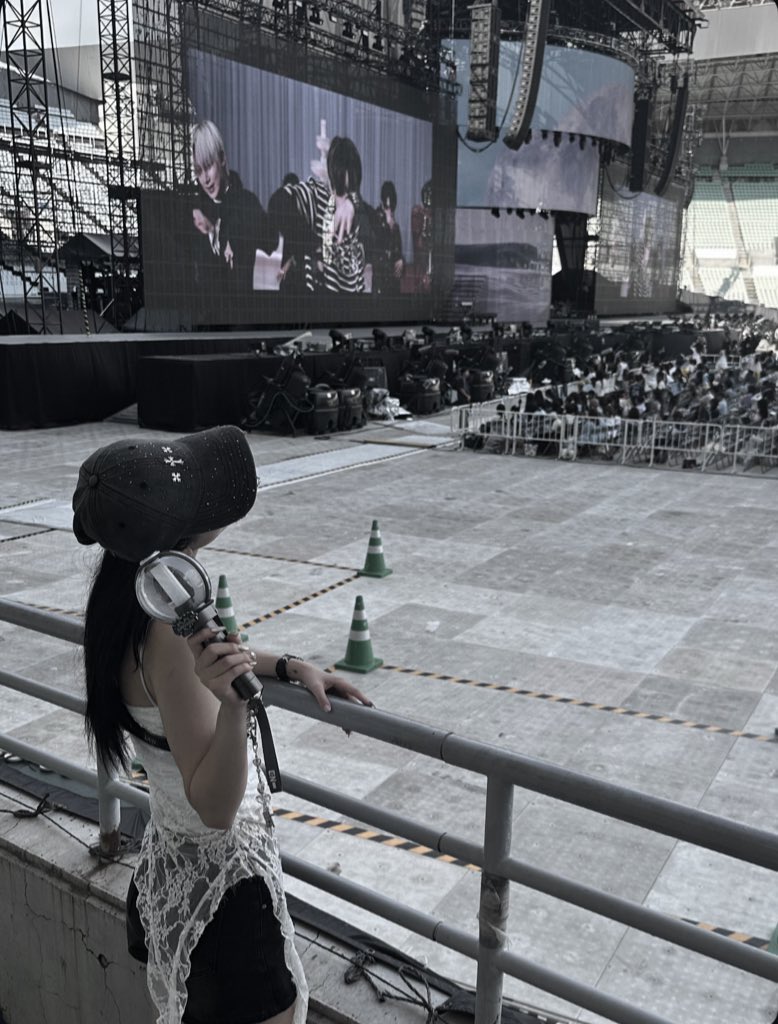 엔하이픈 첫 스타디움 투어 완주 축하해ᕷ*.°
エナプとの道を歩んでもう4年も経った．長かったようであっという間だった．当時高校生だった私は明日21歳になるよ．エナプと共に人生を歩めて幸せで、この日々は一生忘れない宝物だよ．
 #ENHYPEN真夏のスタジアム