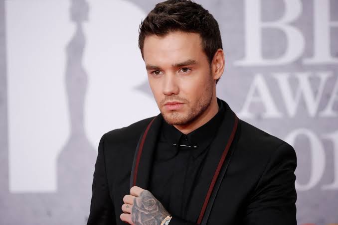 “Liam Payne”:
Porque hoy se cumple un año desde su fallecimiento.