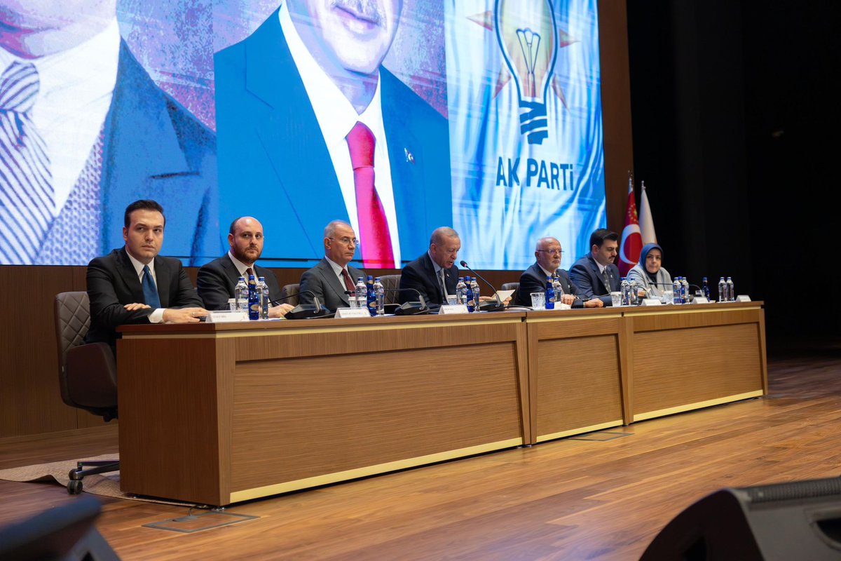 Akparti's tweet photo. Genel Başkanımız ve Cumhurbaşkanımız Sayın Recep Tayyip Erdoğan, Genel Merkez'de düzenlenen MKYK toplantımıza başkanlık etti. https://t.co/hLx744HJIt