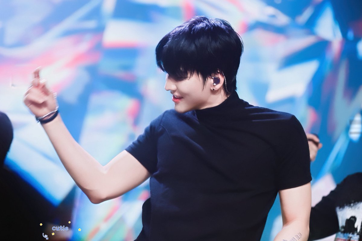 어머
오늘 한 살 더 먹는 사람이 누구야?ㅋㅋㅋㅋ
#원서야_고마워_소중해_사랑해
원서오빠 
#HAPPY_GONDERFUL_DAY
생일 축하해~🎂🎂