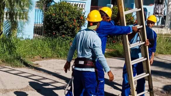 Inició la etapa práctica del curso de formación de linieros 👷‍♂️.
Nuestra empresa se nutre de fuerza joven, preparada por instrucctores de vasta experiencia 🥹.
📌 Siempre cumpliendo con todas las medidas de seguridad‼️
#EtecsaConCuba 🇨🇺