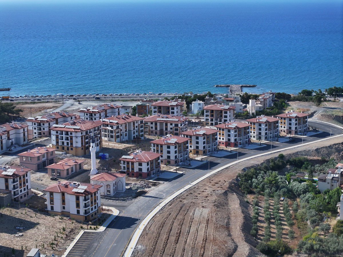 Hatay’da toplam 6️⃣8️⃣ bin 4️⃣0️⃣6️⃣ konut, köy evi ve iş yeri teslim ettiğimizi; yıl sonuna kadar 1️⃣5️⃣3️⃣ bin 2️⃣4️⃣8️⃣ konut ve iş yerini daha tamamlayacağımızı biliyor musunuz ❓
