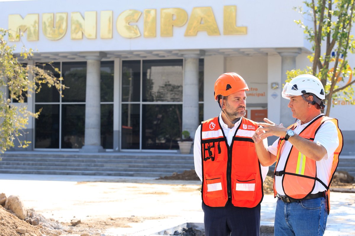 ¡Estamos reforestando Guadalupe! 🌳💪🏼👷🏽

Junto a mi compadre <a href="/RaulLozanoC/">Raúl Lozano</a> , secretario de Medio Ambiente, supervisé los trabajos de reforestación de la Plaza Principal, plantamos robles, encinos blancos y puro árbol nativo para que Guadalupe sea cada vez más verde y grande.