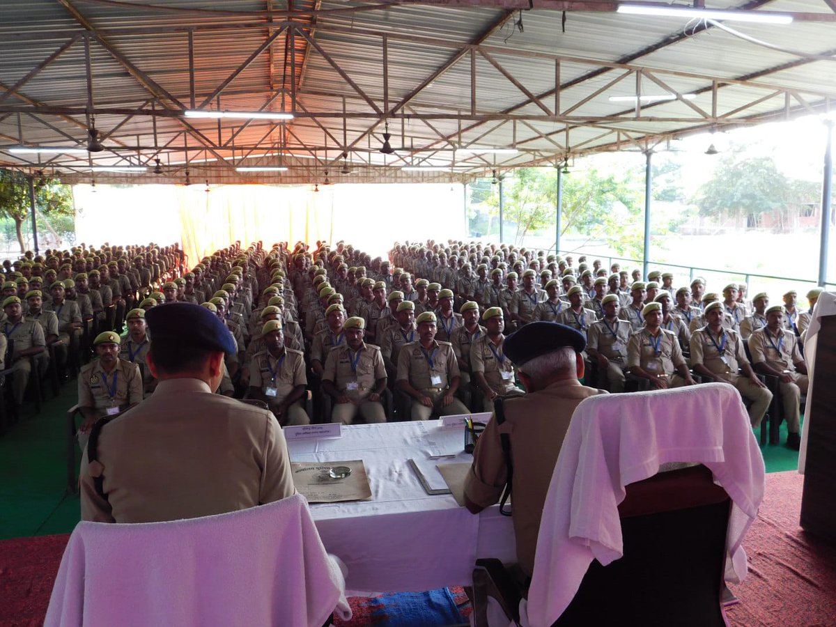 #AdgZoneGkr द्वारा आज जनपद महराजगंज में रिक्रूट आरक्षियों के प्रशिक्षण के संबंध में दिशा निर्देश दिया गया और व्यवस्थाओं का जायजा लिया गया तदोपरांत अपराध समीक्षा गोष्ठी कर अपराधों की रोकथाम एवं अनावरण के संबंध में कड़े निर्देश दिए गए।