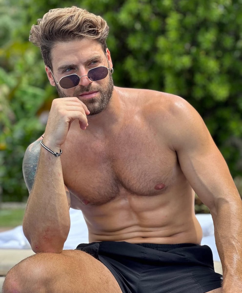 Buenos días para todos, vendo a mostrarles lo perfecto que es nuestro Ídolo el talentoso actor <a href="/jorgelosaactor/">Jorge Losa</a> ⭐ en esta foto disfrutando de una tarde de sol 🌞 mostrándo su cuerpo tallado por los dioses del Olímpio ☁️