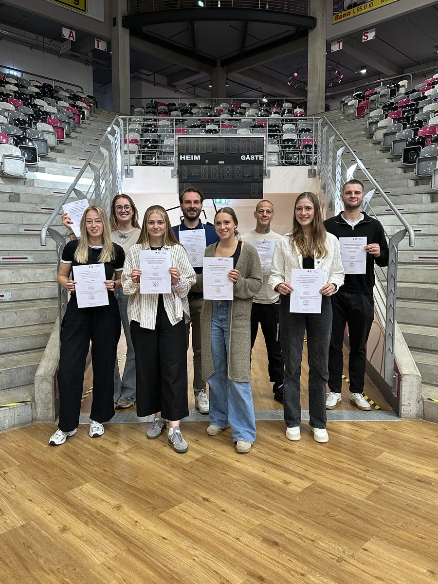 Telekom Baskets Bonn (@telekombaskets) on Twitter photo Sicher durch die Saison – Telekom Baskets Bonn setzen auf Erste Hilfe
In der Sommerpause haben 40 engagierte Mitarbeiter*innen der Telekom Baskets Bonn an einem ganztägigen Erste-Hilfe-Kurs des <a href="/roteskreuz_de/">Deutsches Rotes Kreuz</a> teilgenommen.
Alle Infos: telekom-baskets-bonn.de/presse/newsarc… Sicher durch die Saison – Telekom Baskets Bonn setzen auf Erste Hilfe
In der Sommerpause haben 40 engagierte Mitarbeiter*innen der Telekom Baskets Bonn an einem ganztägigen Erste-Hilfe-Kurs des <a href="/roteskreuz_de/">Deutsches Rotes Kreuz</a> teilgenommen.
Alle Infos: telekom-baskets-bonn.de/presse/newsarc…