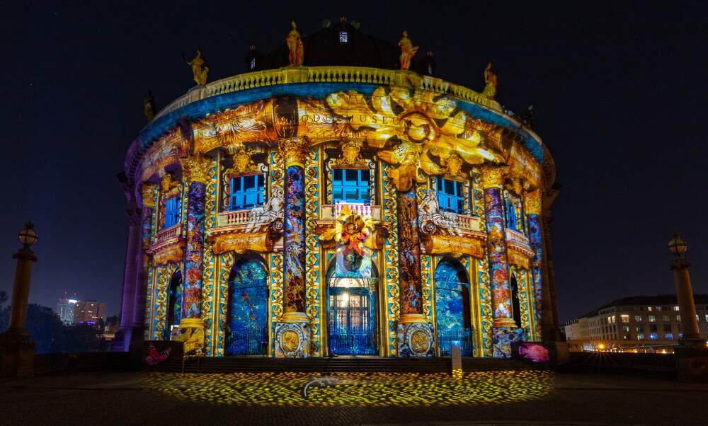RealPreCinema's tweet image. ANNUAL BERLIN FESTIVAL OF LIGHTS
Once a year, Berlin’s buildings and monuments in the city centre also become the canvas for spectacular light projections at their Festival of Lights. Below, the #BrandenburgGate and the #BodeMuseum.

Berlin's light-art shows draw attention to