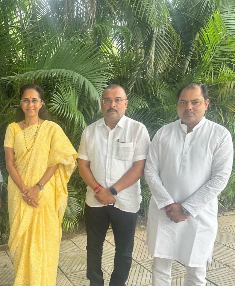 SandeepVarpe7's tweet image. आज दिल्ली येथे आदरणीय खासदार सुप्रियाताई सुळे यांची सदिच्छा भेट घेतली यावेळी माझे मित्र राष्ट्रवादी काँग्रेस शरदचंद्र पवार पक्षाचे राज्य सरचिटणीस ब्रिजेशजी त्रिपाठी समवेत होते.@PawarSpeaks
@supriya_sule