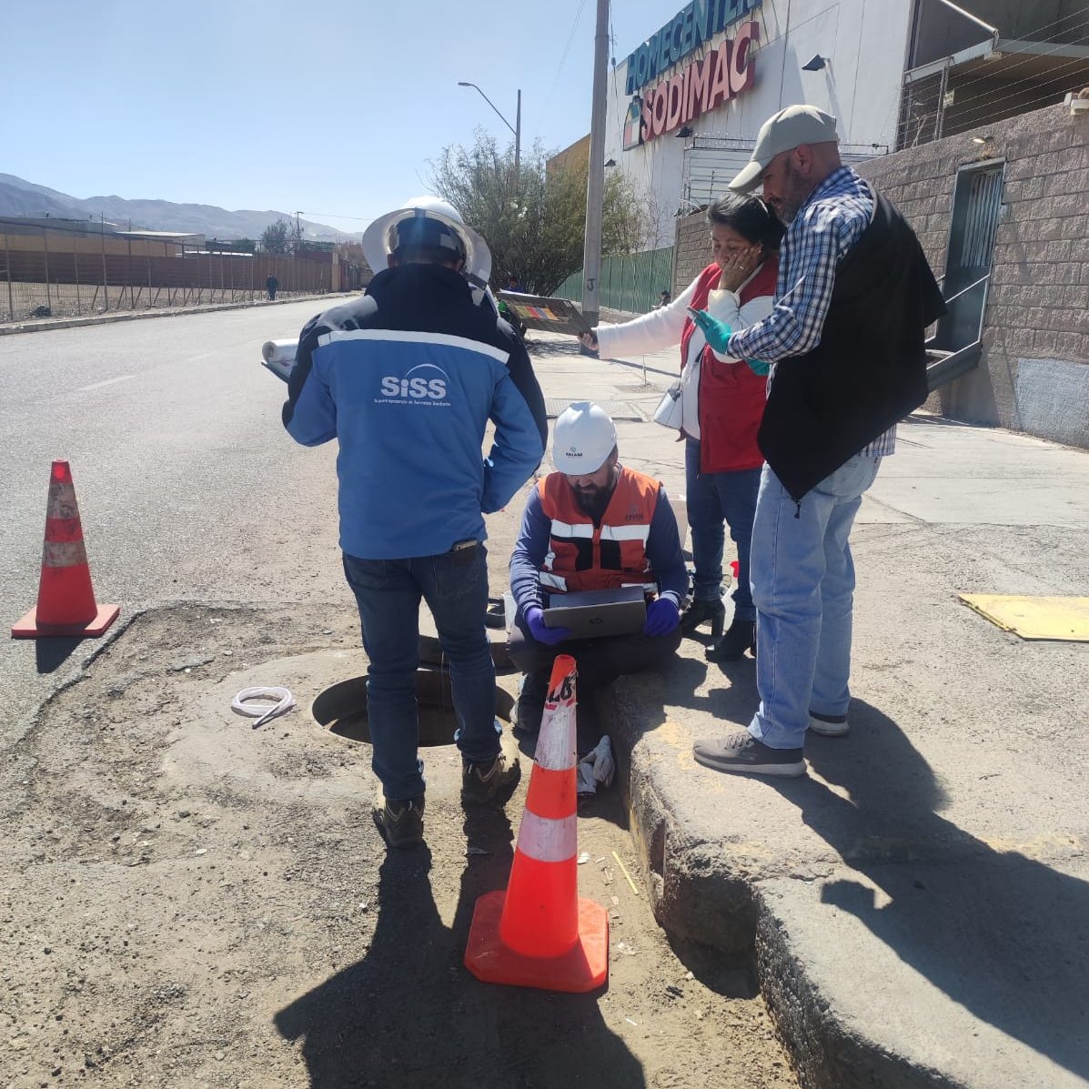 🔴 Equipo #SISS de #Antofagasta en terreno fiscalizando el efluente del Mall Plaza #Calama.
✅ Control en el marco del programa de fiscalización a establecimientos industriales que descargan a redes de alcantarillado, según norma DS MOP 609/98.
#Fiscalización #SISSenTerreno 💧