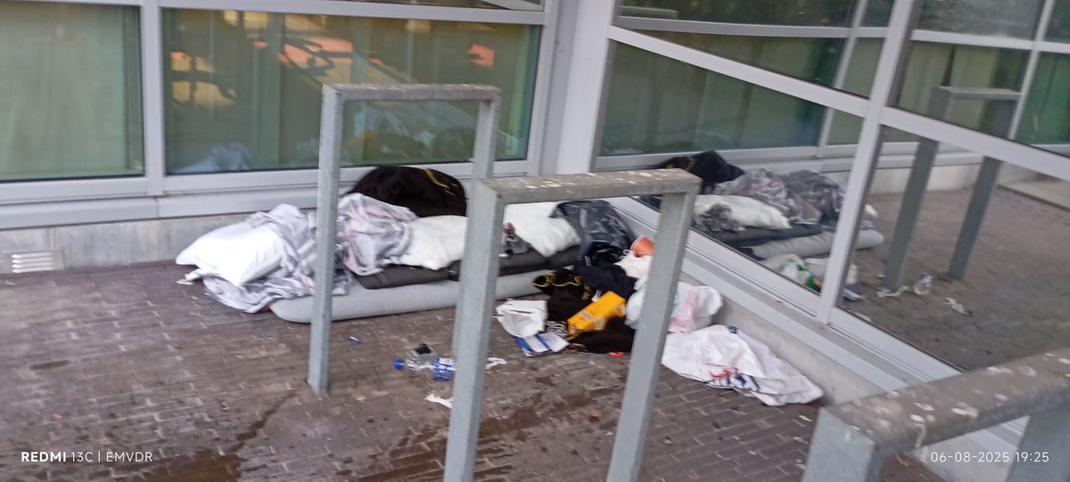 theloner1977's tweet photo. @Gemeente_Zwolle
@ROVA 
@LegerdesHeilsN 
En nu ligt het netjes naast de waterkraan aan zuidzijde station.

Ligt het morgen weer ergens mijn wijk dan houd het voor mij op team clean aan te vullen en schellerhoek schoon proberen te houden 

#zwerfvuil
#TeamClean https://t.co/9YSUzDNCyz