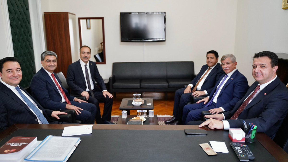 DEVA, Gelecek ve Saadet Partilerimizin Genel Başkanları olarak, Türkiye Büyük Millet Meclisi’nde kurulan “Millî Dayanışma, Kardeşlik ve Demokrasi Komisyonu”nun ilk toplantısının ardından bugün, değerli komisyon üyelerimizle bir araya geldik.

Toplantımızda, komisyonun çalışma