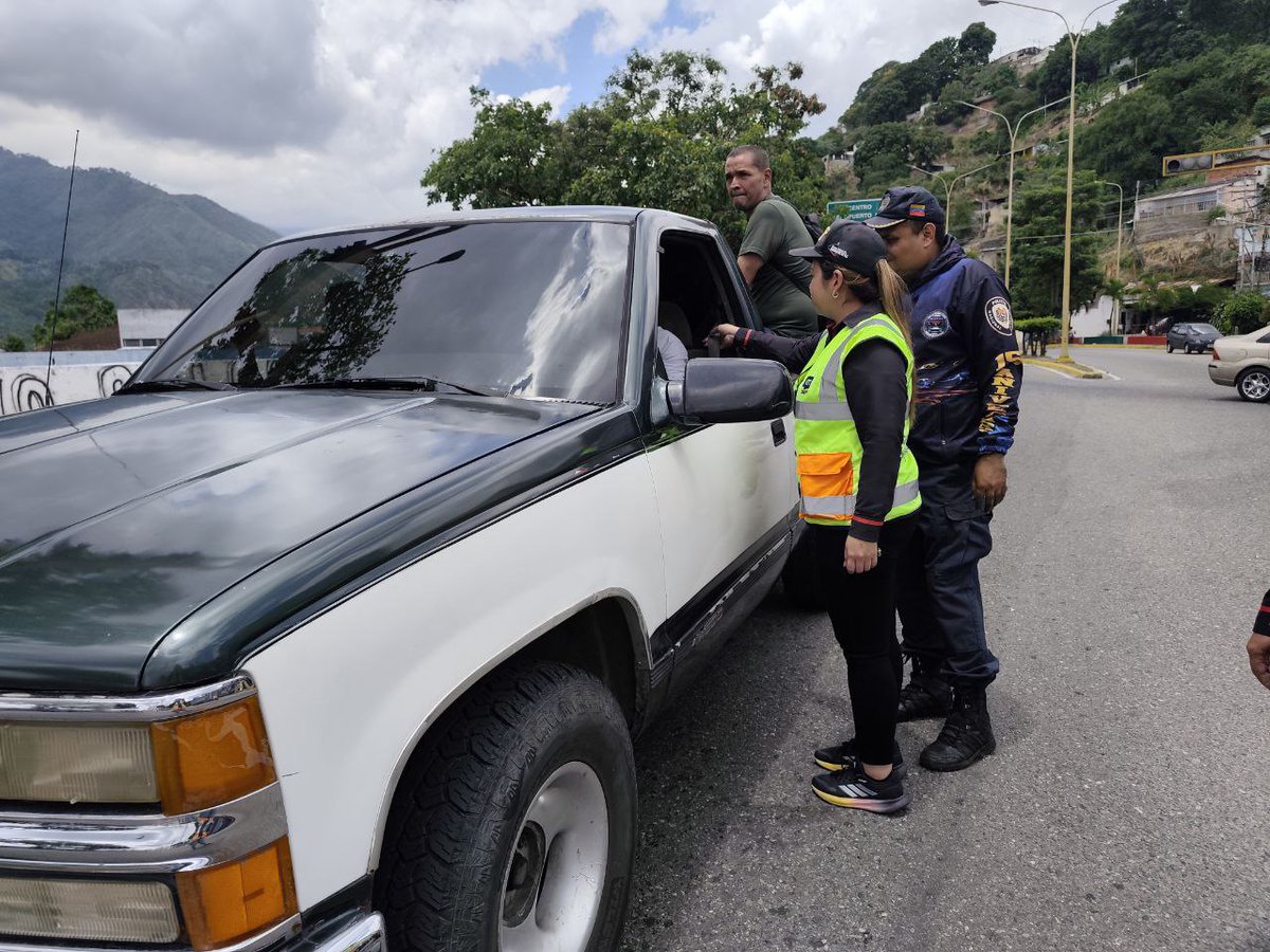 InttContigo's tweet photo. Desde el PAC "Milicia", el INTT oficina Valera junto al CPNB se encuentra promoviendo el uso del cinturón de seguridad y el respeto a los límites de velocidad para garantizar la seguridad de los conductores. https://t.co/EVWPgqV9f6
