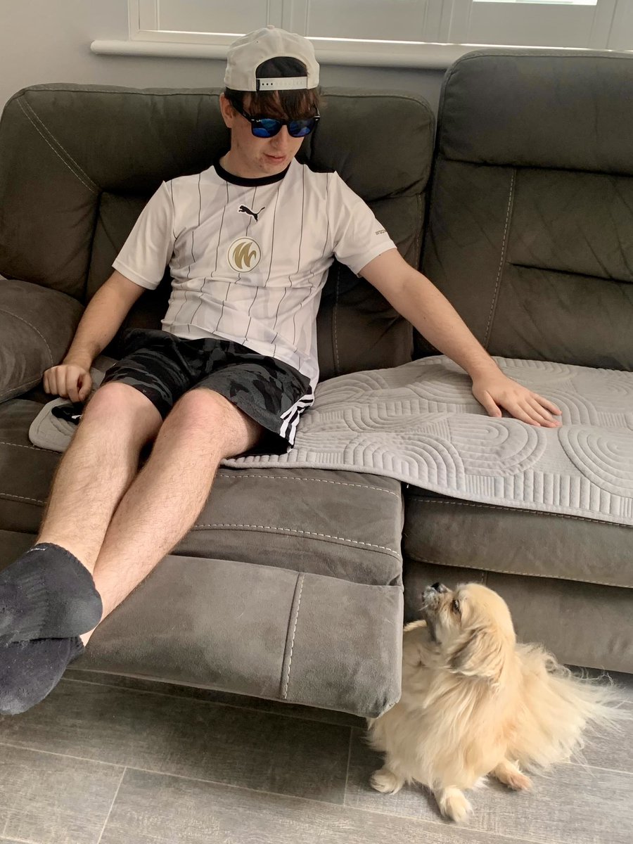 he’s not as excited as <a href="/R6S_Evan/">WYLDE Evan</a> to watch G2 vs FaZe 😔