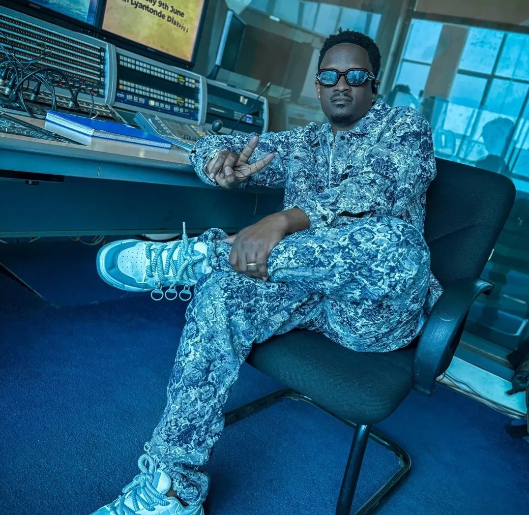 MagiconeTv's tweet photo. Jam 101, on you screen now.
Calvin The Entertainer lights up your evening..π€πΆπ₯
Tune In:- UBC TV & MAGIC 1 Tv
#Jam101 https://t.co/NLitRjYHct