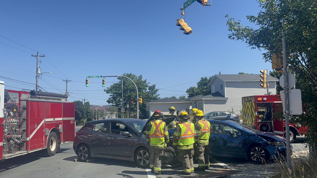 A two vehicle collision has traffic slowed at the intersection of Mundy Pond Road and Columbus Drive. A tow truck is on scene removing the vehicles #nltraffic