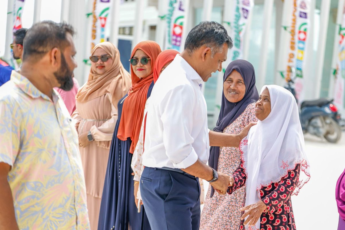 ގއ. ގެމަނަފުއްޓަށް އައުމުގެ ފުރުސަތު ލިބުމަކީ އަޅުގަނޑަށް އަބަދު ވެސް ލިބޭ ބޮޑު އުފަލެއް. އެއީ މި ރަށަކީ ވަރަށް އަމާން، ސުލްހަވެރި، އަދި ވަރަށް އެކުވެރި ރައްޔިތަކު ދިރިއުޅޭ ރަށަކަށްވުން. އެ މުޖުތަމައުއެއްގެ ކުރިއެރުން އަބަދު ވެސް ގުޅިފައި އޮންނާނީ އެ ބައެއްގެ މެދުގައި އޮންނަ