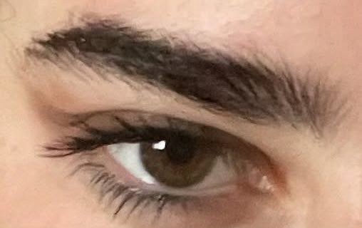 وش الي يكثف الرموش والحواجب كذا ؟؟؟