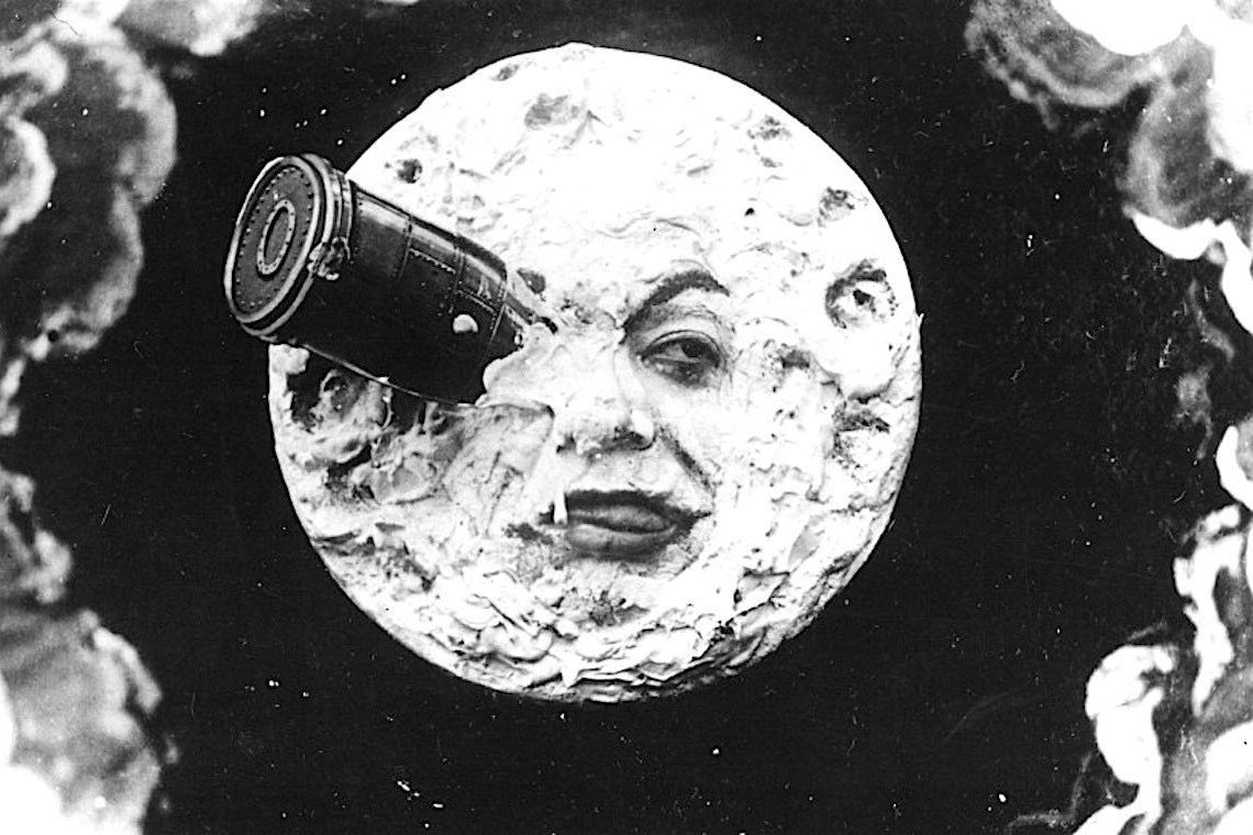 Il primo film della storia con una trama è del 1902 e si intitola Le Voyage dans la Lune.

Diretto da Georges Méliès, è famoso per l’iconica scena della navicella che colpisce l’occhio della Luna.

Fu anche uno dei primi film con effetti speciali