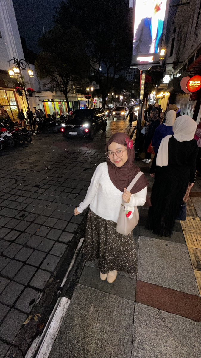 berrypottah's tweet photo. jalan2 di braga nyari restoran yang promo buy 1 get you kok ga ada ya? https://t.co/rAbuKRZjbs