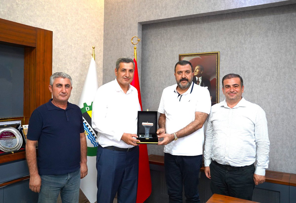 Diyarbakır Gümrük İl Müdürü Mustafa Karacaoğlu veda ziyareti kapsamında Organize Sanayi Bölgesi Yönetim Kurulu Başkanımız Mustafa Fidan ve Yönetim Kurulu Üyemiz Kamuran Azizoğlu'nu ziyaret etti. Nazik ziyaretleri için teşekkür ederiz.