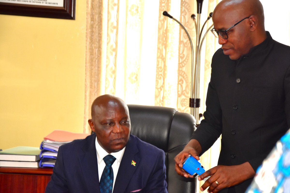 MininterInfosBi's tweet photo. Remise et reprise cet après-midi au @MininterInfosBi, entre les ministres sortant, Hon. Martin Niteretse, et entrant, Hon. Léonidas Ndaruzaniye. https://t.co/GdxVnUVAZ7