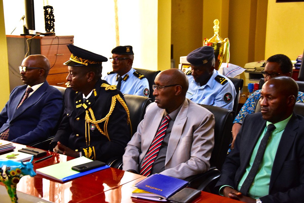 MininterInfosBi's tweet photo. Remise et reprise cet après-midi au @MininterInfosBi, entre les ministres sortant, Hon. Martin Niteretse, et entrant, Hon. Léonidas Ndaruzaniye. https://t.co/GdxVnUVAZ7