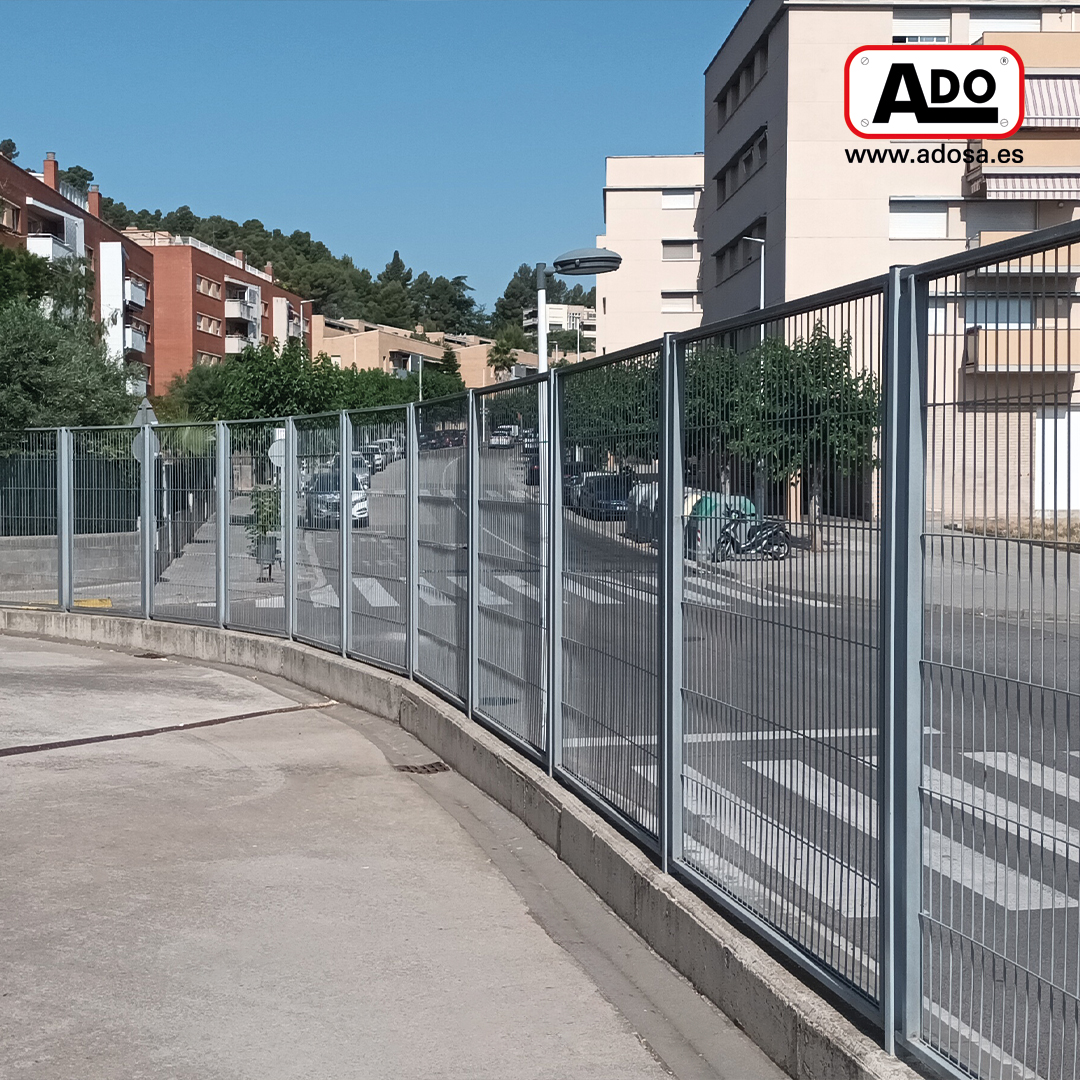 Adobcn's tweet photo. Instalación de vallado en mallazo enmarcado de 2m de altura, robusto y funcional para entornos urbanos y residenciales.
✅ Fabricado en acero galvanizado para una mayor durabilidad y resistencia a la intemperie.
#ADOSA #ValladoMallazo #CercadoMetálico #ArquitecturaFuncional https://t.co/kf4HqhS69U