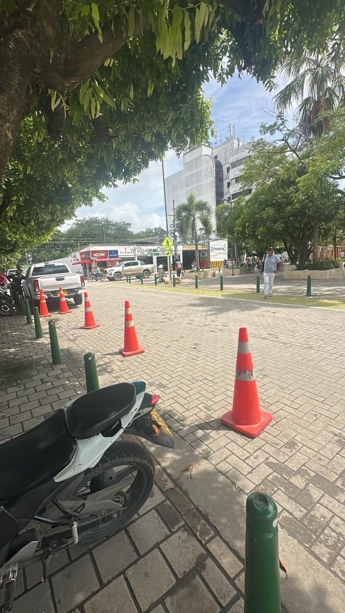 CANAL NORTEVISION💯 (@nortevision) on Twitter photo Tuvieron que colocar conos frente al Palacio de Justicia solo porque se volvió incontrolable que se estacionen en esta zona prohibida. <a href="/TransitoMtr/">Secretaría de Tránsito de Montería</a> lo que debería hacer es parquear un policía en esa zona y multar a los que estacionen. Tuvieron que colocar conos frente al Palacio de Justicia solo porque se volvió incontrolable que se estacionen en esta zona prohibida. <a href="/TransitoMtr/">Secretaría de Tránsito de Montería</a> lo que debería hacer es parquear un policía en esa zona y multar a los que estacionen.