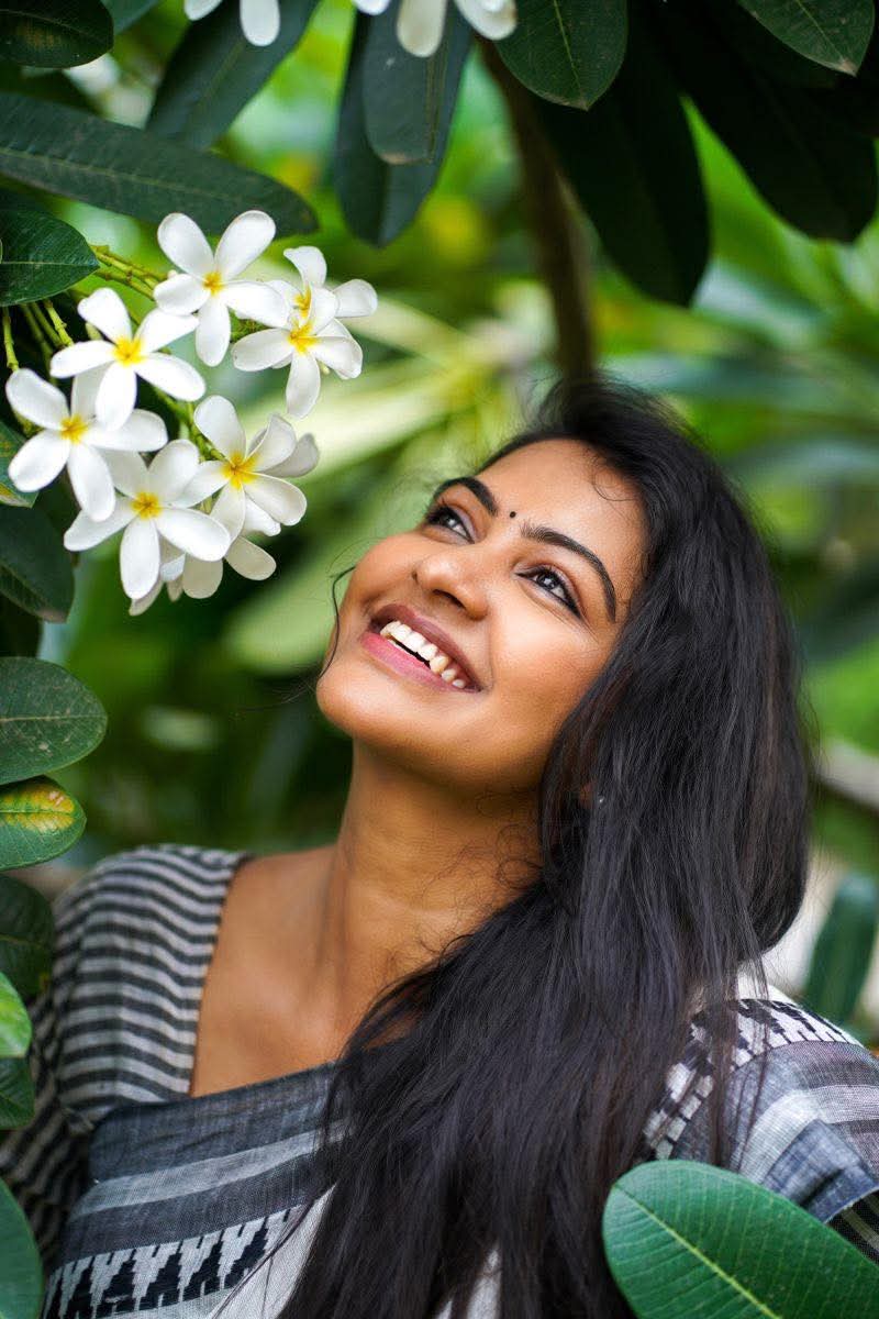 நீ  
பூவை 
ரசித்து கொண்டு இருக்கிறாய்...

வண்டோ
உன்னை 
நோட்டமிட்டு கொண்டிருக்கிறது...

60 கிலோ தேனை 
சுமந்து கொண்டிருக்கும்
அதிசய பூ என்று நினைத்து....

எச்சரிக்கையாக இரு கண்மணி..
வண்டுகள் தேன் குடிக்க தயாராக இருக்கிறது...