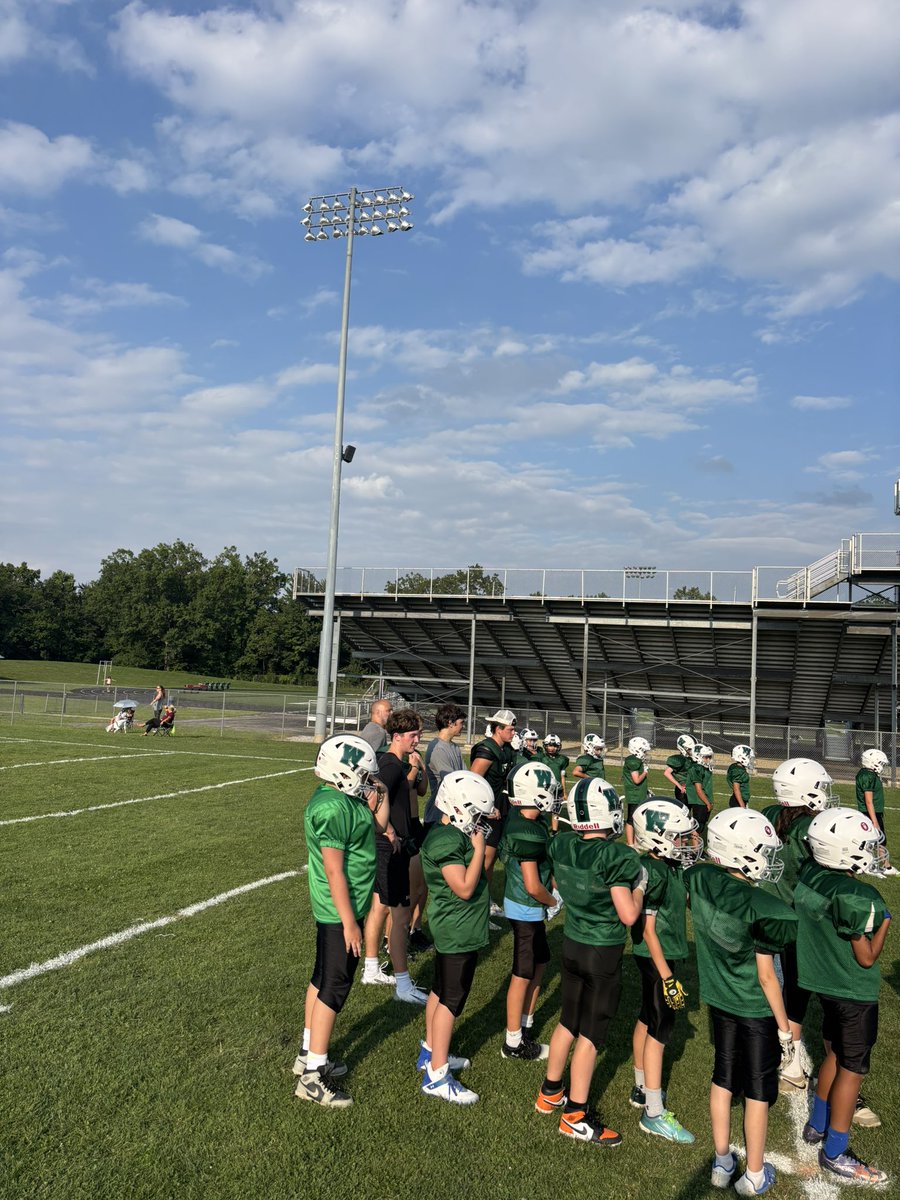Captains came out to see our youth football practice last night. Love seeing this young guys work! #HornsUp🤘🏻