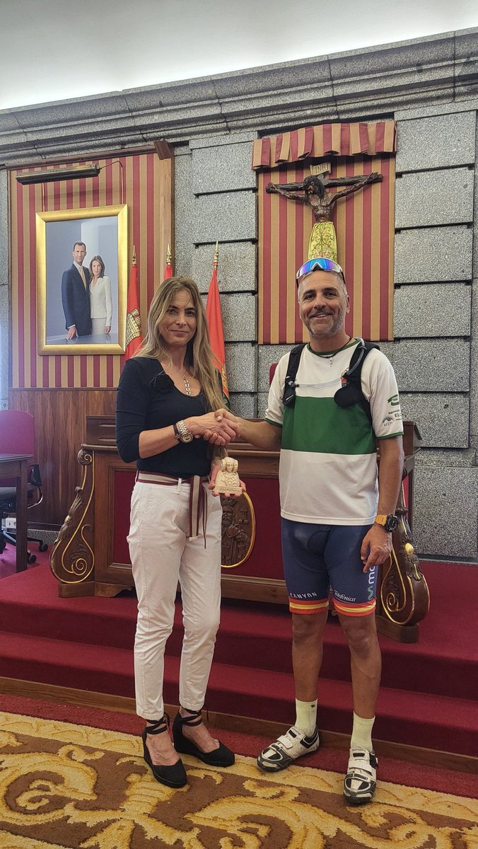 ✴️🥂 ¡¡¡ RETO CONSEGUIDO!!! 🚴‍♀️Después de 4 días pedaleando desde #Elche , ya estamos en #Burgos 🤗😊 Hemos sido recibidos en el salón de plenos del Ayto donde hemos entregado una Dama de Elche.
✍️Por el camino hemos recogido casi 600 firmas para que vuelva la Dama