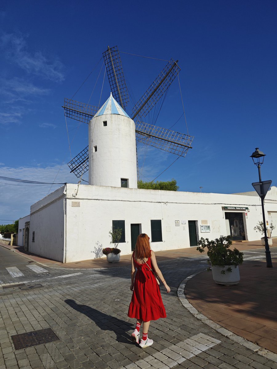 La guía menos convencional de Menorca. En ella no hay calas ni restaurantes que aparecen en la guía Repsol, pero sí hay muchas direcciones que merecen una visita mividaenrojo.com/2025/08/la-gui…