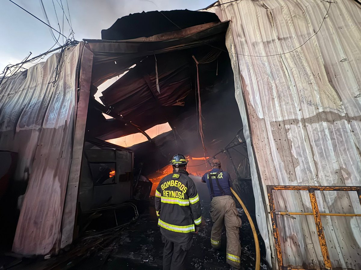 Desde las primeras horas de hoy, autoridades de emergencias combaten el incendio de una recicladora de plástico y cartón en #Reynosa a la salida a #Monterrey Residentes del sector fueron evacuados. El gobierno municipal ofreció albergue a los afectados por la densa humareda.