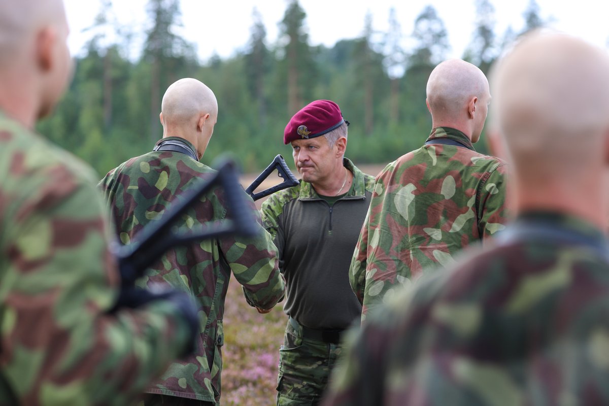 UtinJR's tweet image. These parachute jaegers started their military service in Utti Jaeger Regiment a month ago. Today they had their first military parachute jump - a day they will always remember. Red beret well deserved - congratulations! 🫡

#UTJR #FINSOF #conscripts #LeaveNoOneBehind #Excelsior