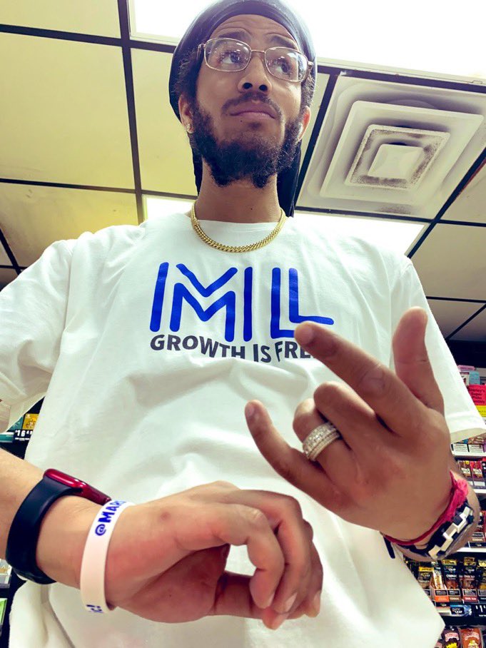 TrapDefi's tweet image. Y’all sleeping on the @__MarsLive giveaway 👀

Tap in because his shirts are fire! 🔥 

#GrowthIsFree #MarsEnt #MarsMusic