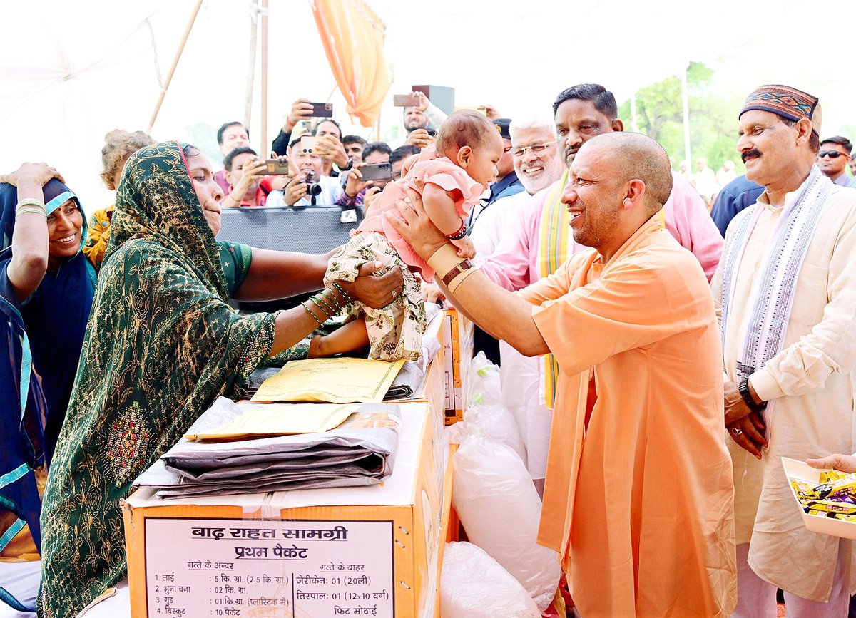 Information and Public Relations Department, UP (@infodeptup) on Twitter photo #UPCM श्री <a href="/myogiadityanath/">Yogi Adityanath</a> जी के नेतृत्व में <a href="/UPGovt/">Government of UP</a> संवेदनशीलता के साथ प्रदेश के बाढ़ प्रभावित जनपदों में राहत एवं बचाव कार्य संचालित कर रही है।
SDRF, NDRF, PAC, बाढ़ चौकियां व गोताखोर फील्ड में सक्रिय हैं ही, साथ में संबंधित अधिकारी भी क्षेत्रों में राहत सामग्री वितरण का #UPCM श्री <a href="/myogiadityanath/">Yogi Adityanath</a> जी के नेतृत्व में <a href="/UPGovt/">Government of UP</a> संवेदनशीलता के साथ प्रदेश के बाढ़ प्रभावित जनपदों में राहत एवं बचाव कार्य संचालित कर रही है।
SDRF, NDRF, PAC, बाढ़ चौकियां व गोताखोर फील्ड में सक्रिय हैं ही, साथ में संबंधित अधिकारी भी क्षेत्रों में राहत सामग्री वितरण का