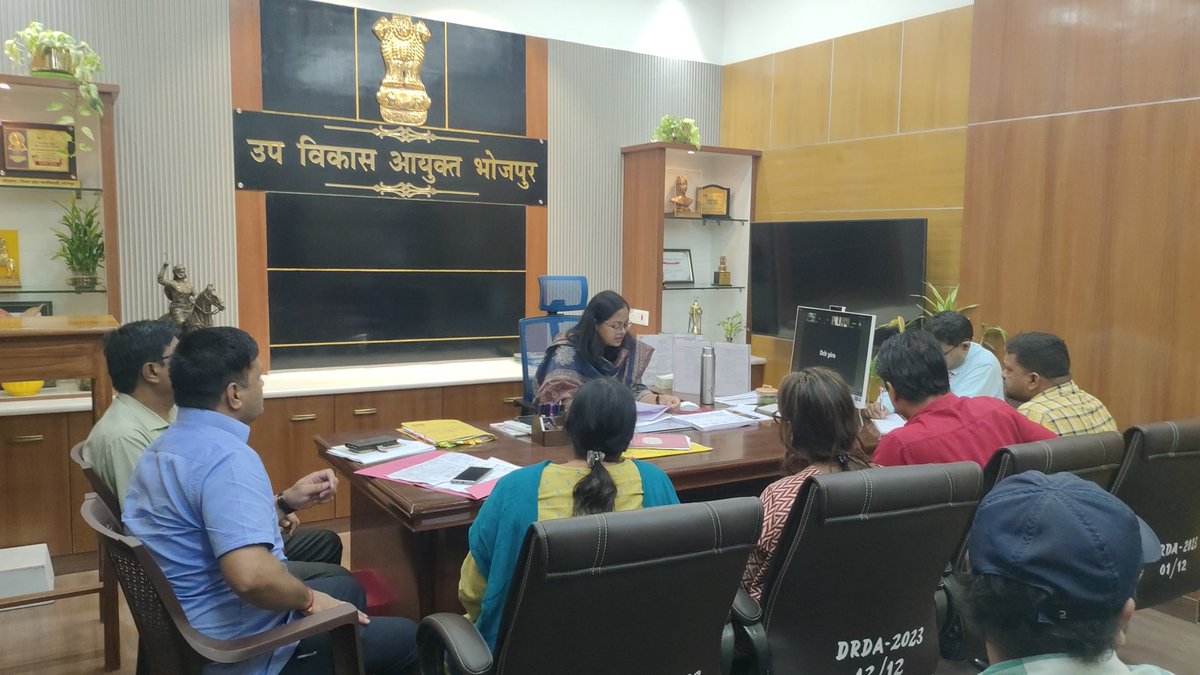 आज दिनांक 06/08/ 2025 को उप विकास आयुक्त श्रीमती गुंजन सिंह की अध्यक्षता में कार्यालय कक्ष में वीडियो कॉन्फ्रेंसिंग के माध्यम से बिहार विधान सभा आम निर्वाचन 2025 की तैयारियों को लेकर समीक्षा बैठक आयोजित की गई ।