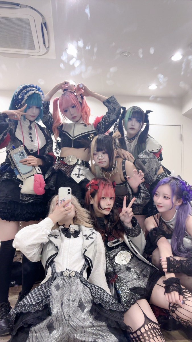 madbear369's tweet photo. 初めて憑依中毒(※シャーマンホリックと読む)のライブを観てきた。名前だけは聞いた事があるが、Oddな病み系V Rockが特徴的で、キャッチーなグループだったな。それに、構成メンバーの人数が多く、宗教的なIMAGEがした。
https://t.co/xYIlFR4kBd
#憑依中��� #シャーホリ #ガルネア定期公演 #Vol11 https://t.co/WiqPmYknOb