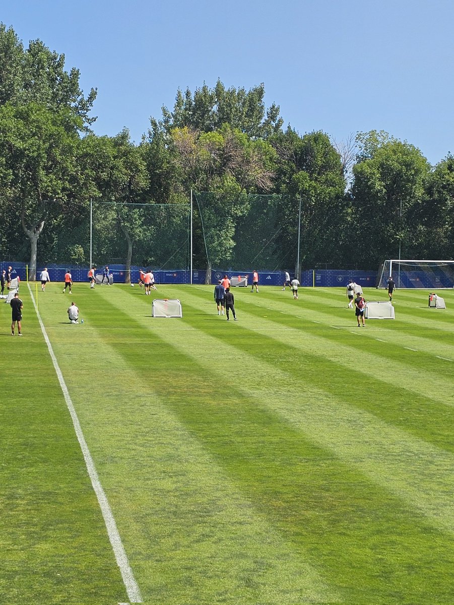 #CFMTL en ce mercredi d'entrainement au Centre Nutrilait, seul entraînement pas à huis clos de la semaine.

1. 8 joueurs sont en regen : Petrasso, Owusu, Duke, Clark, Craig, Morales, Loturi et Sealy. Les autres - dont Waterman, Synchuk, Alvarez et Escobar - disputent un