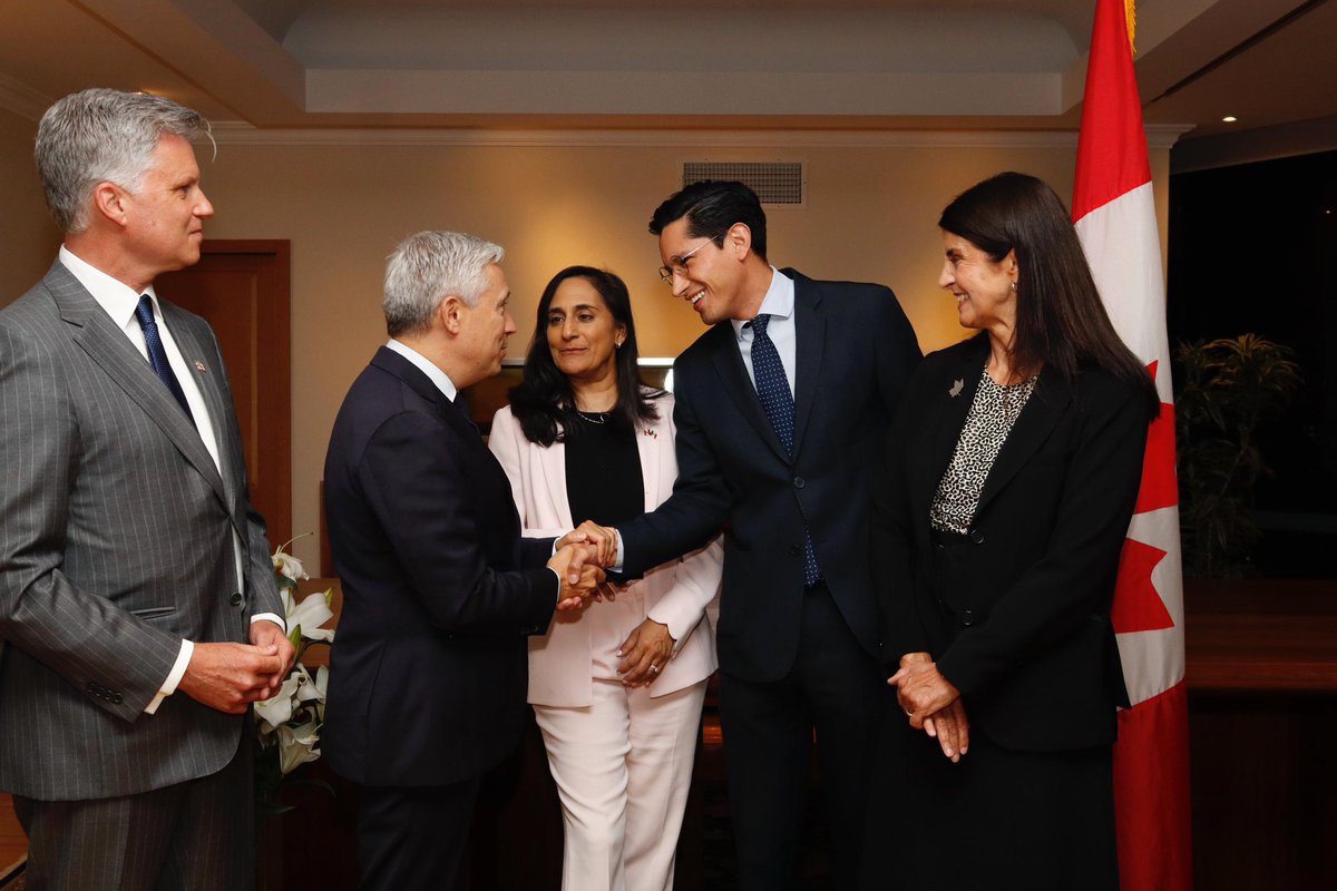 r_velascoa's tweet photo. En representación del canciller De la Fuente, participé en la recepción ofrecida por @AmbMacKay en honor a @AnitaAnandMP y @FP_Champagne quienes están en visita de trabajo en 🇲🇽. Hablamos sobre el trabajo que hay por delante después de la reunión con la presidenta @Claudiashein. https://t.co/CauLwSP589