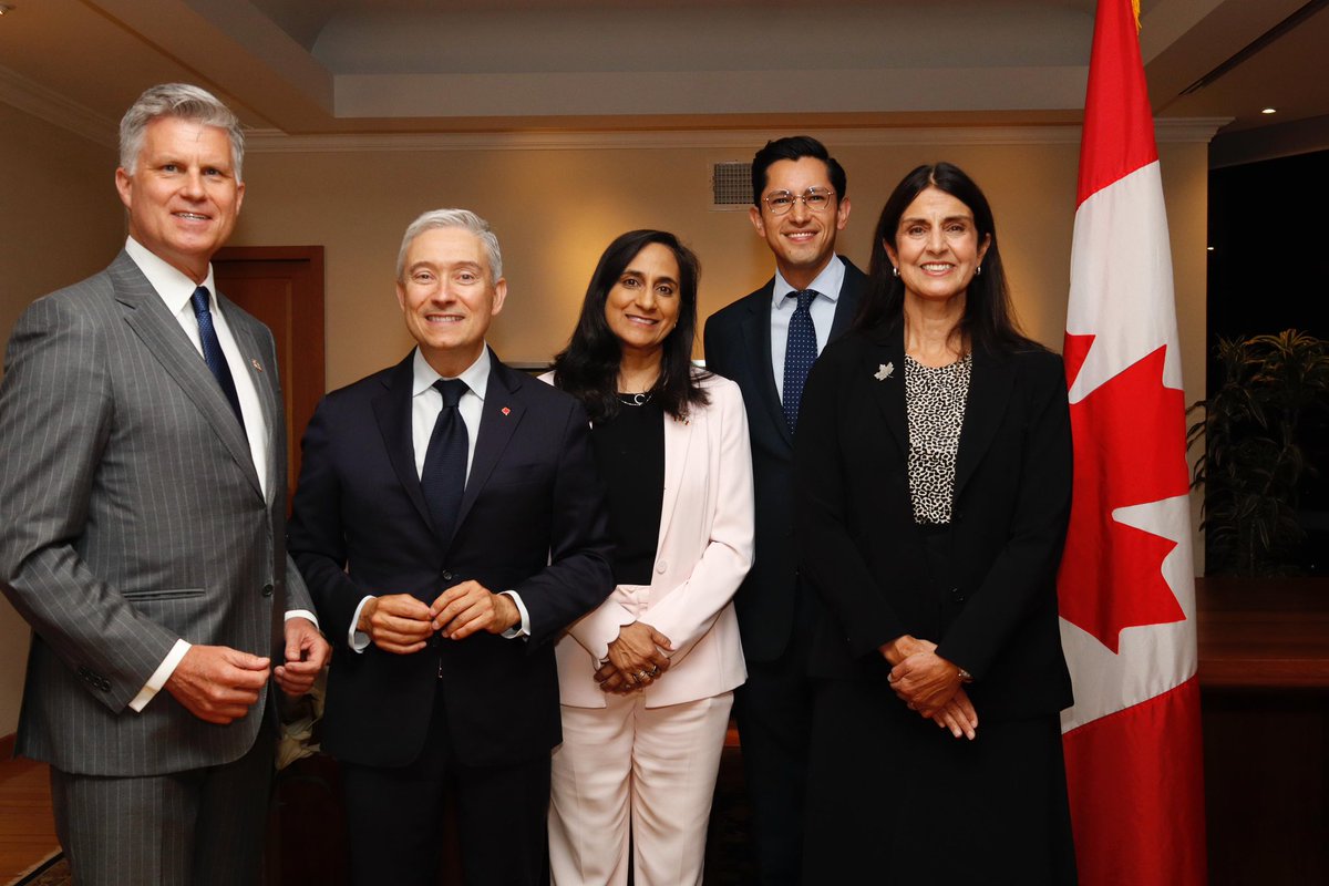 En representación del canciller De la Fuente, participé en la recepción ofrecida por <a href="/AmbMacKay/">Cameron MacKay</a> en honor a <a href="/AnitaAnandMP/">Anita Anand</a> y <a href="/FP_Champagne/">François-Philippe Champagne (FPC) 🇨🇦</a> quienes están en visita de trabajo en 🇲🇽. Hablamos sobre el trabajo que hay por delante después de la reunión con la presidenta <a href="/Claudiashein/">Claudia Sheinbaum Pardo</a>.