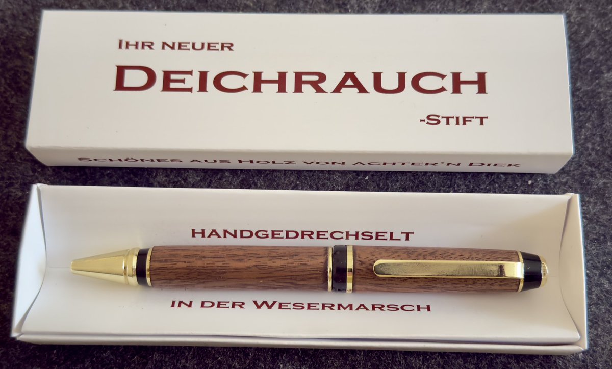 Was soll ich sagen er ist angekommen und er ist viel schöner als ich es mir vorgestellt habe. Mein Kugelschreiber aus Walnuss. Lieber <a href="/dtabken/">Dimo</a> es ist unglaublich was Du da in feinster Handarbeit geschaffen hast vielen Dank. Ich denke das bleibt nicht mein letzter.
