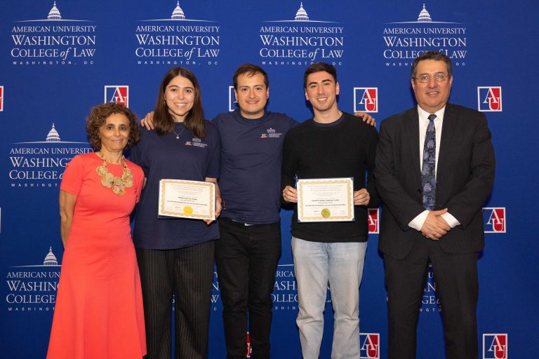 Equipo de la Facultad de Derecho UDP destaca en los 30 años del Inter-American Human Rights Moot Court Competition 👏👏 El equipo alcanzó las semifinales del torneo y fue reconocido con el segundo mejor memorial de víctima.

derechoshumanos.udp.cl/equipo-de-la-f…