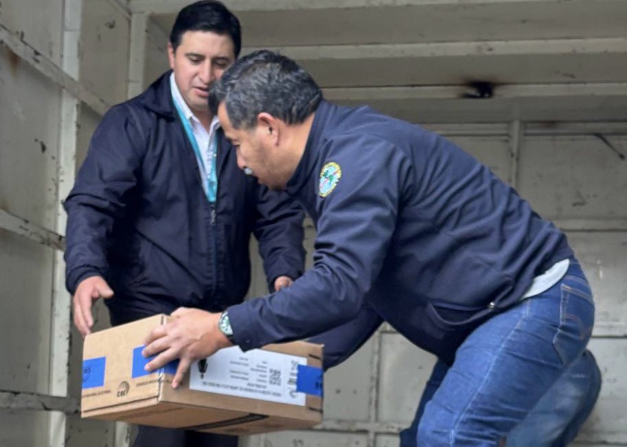 José Cabrera Zurita (@jr_cabreraz) on Twitter photo 6️⃣6️⃣ paquetes electorales para la jornada electoral de #SevillaDonBosco, del próximo 17 de agosto, fueron desplegados esta mañana con el apoyo y custodia de las <a href="/FFAAECUADOR/">Fuerzas Armadas del Ecuador</a>.
✅ Este material se traslada bajo estrictas normas de seguridad y monitoreo permanente. 6️⃣6️⃣ paquetes electorales para la jornada electoral de #SevillaDonBosco, del próximo 17 de agosto, fueron desplegados esta mañana con el apoyo y custodia de las <a href="/FFAAECUADOR/">Fuerzas Armadas del Ecuador</a>.
✅ Este material se traslada bajo estrictas normas de seguridad y monitoreo permanente.