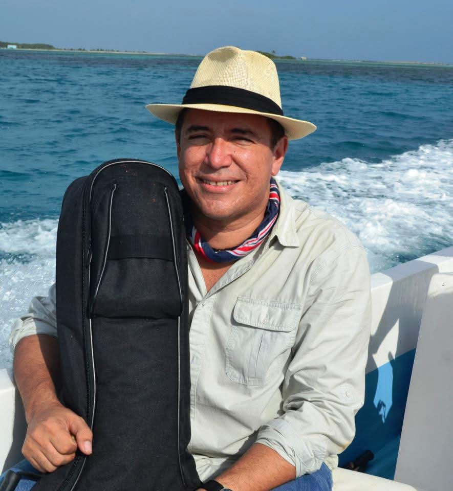 Un día como hoy, 6 de agosto en la #HistoriadeHonduras
🇭🇳2016. Muere el cantautor hondureño Guillermo Anderson. Fue autor de canciones como: "En mi país", "Todo está", "El encarguito" "Dale Play a la esperanza" entre otras. La ciudad de la Ceiba y Honduras lloraron su muerte.